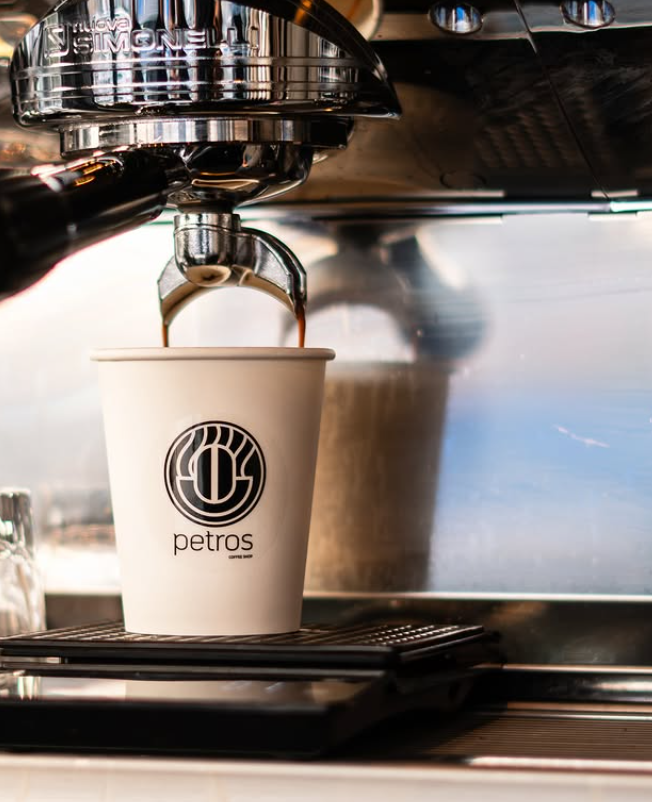 Espresso recién servido en un vaso Petros